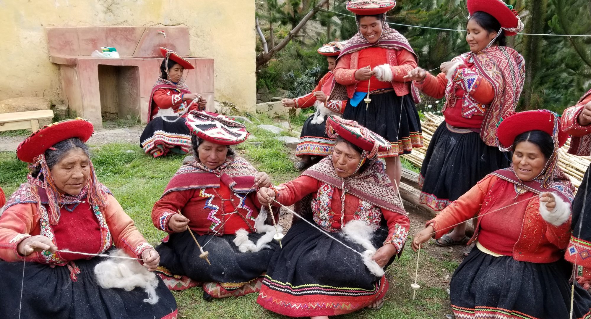 Women handspinning in Accha Alta,