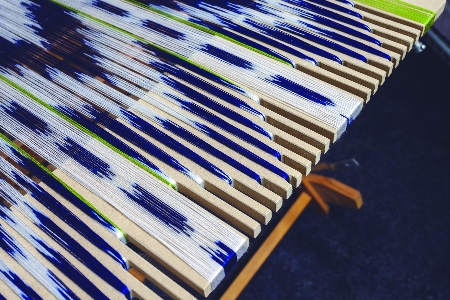 Ikat warp shifting device